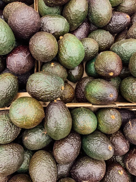 Lotes de fruta de abacate maduro para comer fundo — Fotografia de Stock