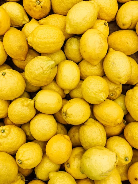 Lotes de frutas maduras limões amarelos para comer um fundo — Fotografia de Stock