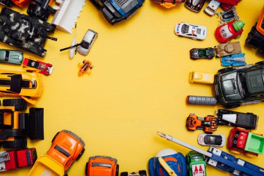 Sarı arka planda oğlancılık oynamak için bir sürü çocuk oyuncak makinesi.