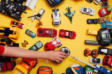 Sarı arka planda oğlancılık oynamak için bir sürü çocuk oyuncak makinesi.