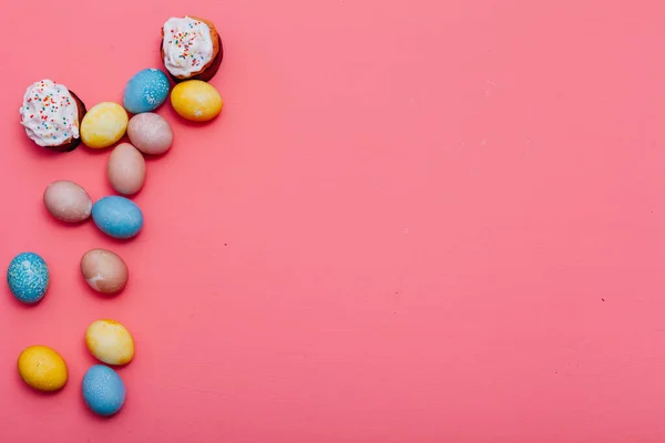 Ovos multicores para o feriado de Páscoa em um fundo rosa — Fotografia de Stock
