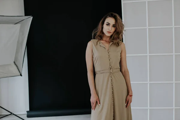 Retrato de una hermosa mujer de moda en un vestido beige —  Fotos de Stock