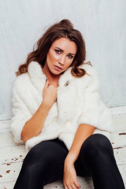 Beyaz kürklü ve siyah etekli güzel bir kadının portresi.