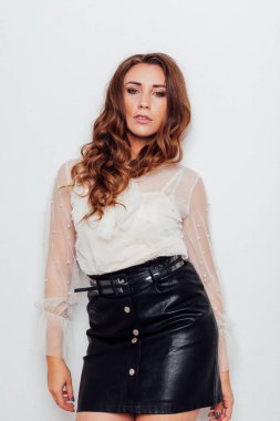Bluzlu ve siyah etekli güzel bir kadının portresi.