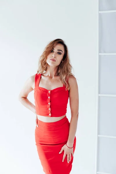 Retrato de una hermosa mujer de moda en un vestido rojo —  Fotos de Stock