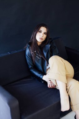Ev kıyafetleri içinde güzel, modaya uygun esmer bir kadın.