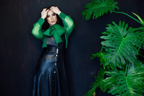 美しいファッショナブルな東洋のブルネットの女性で黒緑のドレス — ストック写真