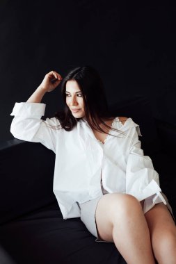 Beyaz tişörtlü ve şortlu güzel doğulu esmer kadın.