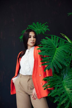 Güzel, modaya uygun doğulu esmer kadın iş elbisesi işinde.