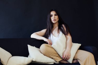 Ev kıyafetleri içinde güzel, modaya uygun esmer bir kadın.