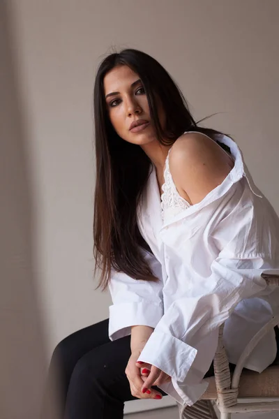 Bella donna bruna orientale alla moda in camicia bianca — Foto Stock