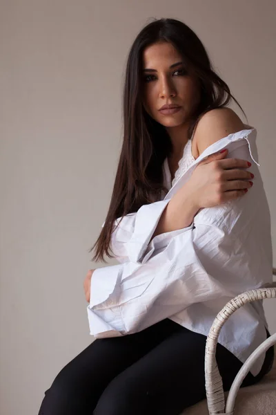 Hermosa mujer morena oriental de moda en camisa blanca — Foto de Stock