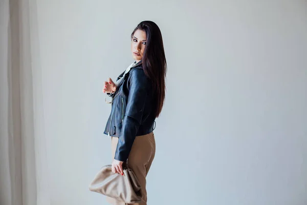 Piękna orientalna brunetka w czarnej skórzanej kurtce — Zdjęcie stockowe