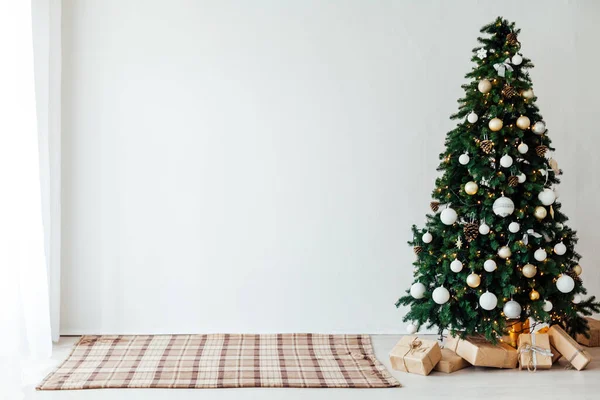 Χριστουγεννιάτικο δέντρο Πρωτοχρονιάς με δώρα χειμώνα διακοπές Δεκεμβρίου — Φωτογραφία Αρχείου