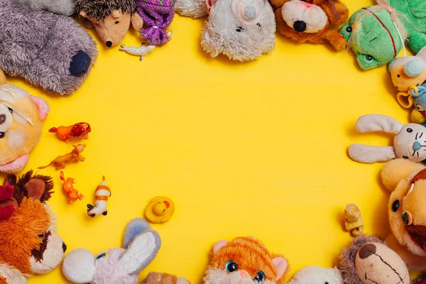 Peluches pour enfants pour développer des jeux sur un fond jaune — Photo