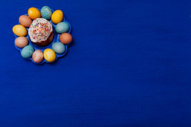 Paskalya tatilinde arka plan olarak çok renkli yumurtalar