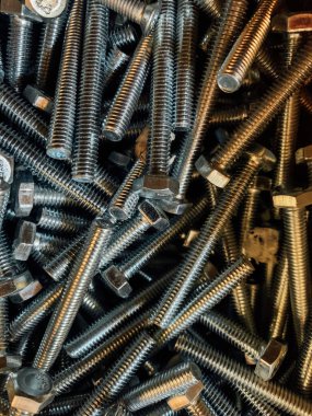 Arkaplan olarak inşaat ve onarım için bir sürü metal cıvata