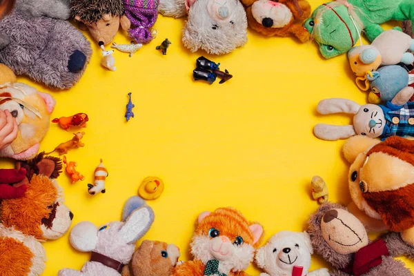 Дитячі м'які іграшки для розробки ігор на жовтому фоні — стокове фото