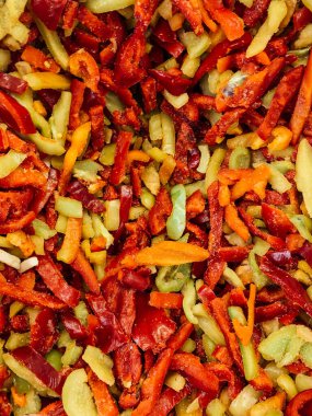 Arka plan olarak yemek pişirmek için bir sürü olgun sebze.