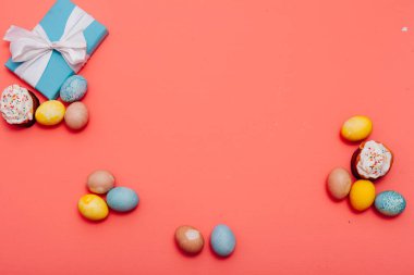 Paskalya tatilinde arka plan olarak çok renkli yumurtalar