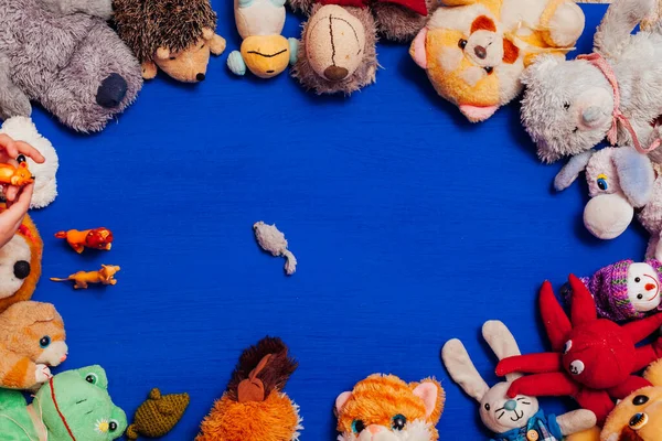 Дитячі м'які іграшки для розробки ігор на синьому фоні — стокове фото