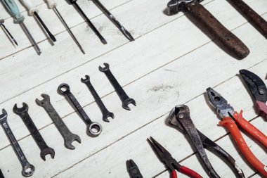 İnşaat çekiçleri tornavida tamir aleti penseleri tahtada