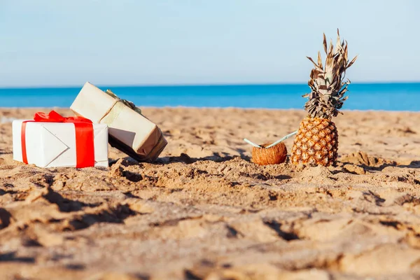 Nouvel an cadeaux pour Noël à la plage station balnéaire — Photo