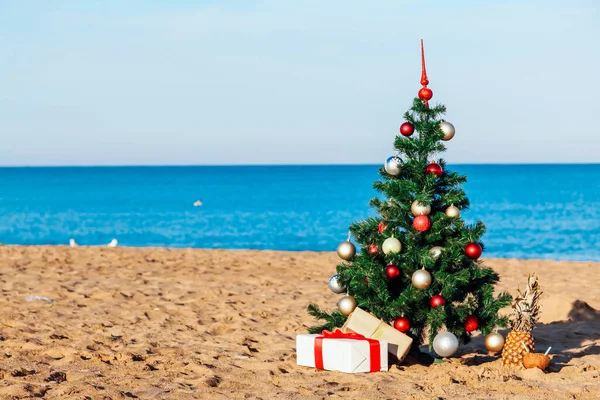 Boże Narodzenie na plaży z prezenty sylwestrowe — Zdjęcie stockowe