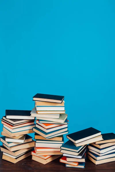 Muchos montones de libros educativos para los exámenes en la escuela en la biblioteca en un fondo blanco — Foto de Stock