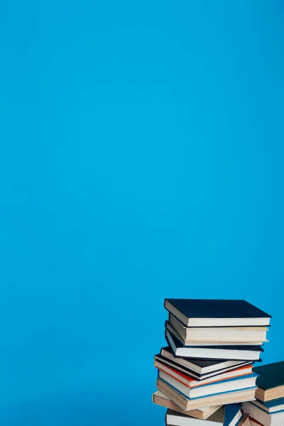 Muchos montones de libros educativos para los exámenes en la escuela en la biblioteca en un fondo blanco — Foto de Stock