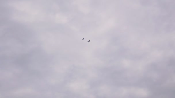 Twee militaire vliegtuigen vliegen samen in de lucht met wolken — Stockvideo