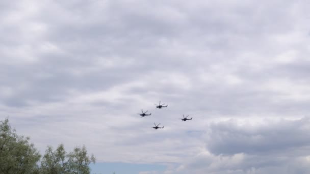 Four military helicopters flying together in the sky — Stock Video