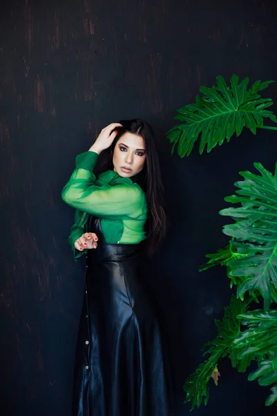 Портрет красивой модной восточной брюнетки в зеленом черном платье — стоковое фото
