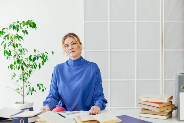 Portrait d'une belle femme d'affaires en costume d'affaires à un bureau dans le bureau — Photo