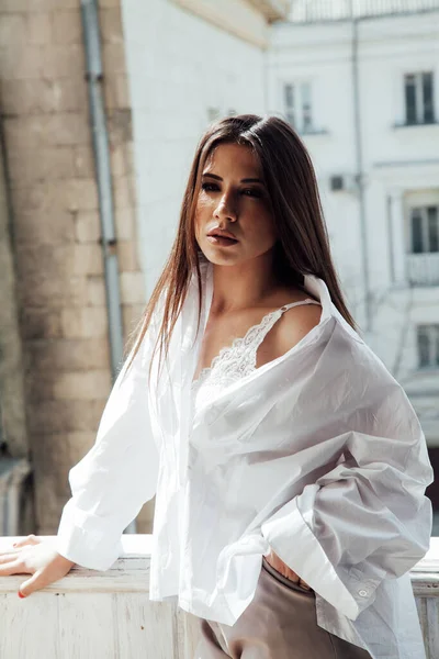 Portrait of a beautiful fashionable oriental brunette woman in a white shirt and shorts — Stock Photo, Image