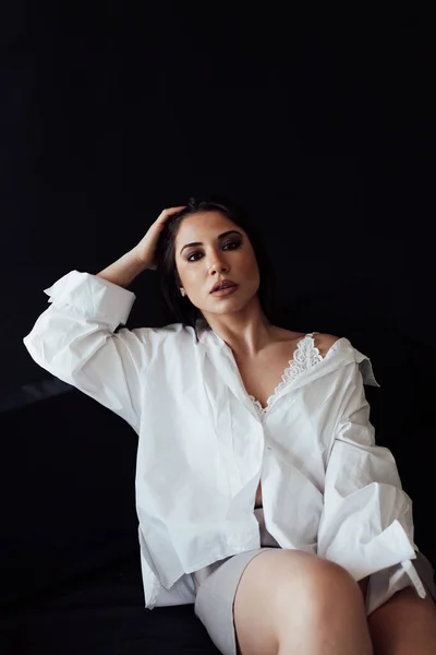 Porträt einer schönen modischen orientalischen Brünetten in weißem Hemd und Shorts — Stockfoto