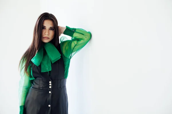 Portrait of a beautiful fashionable oriental brunette woman in a green black dress — Stock Photo, Image