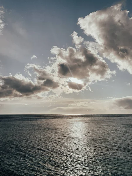 Hermoso paisaje de mar azul con cielo con impuestos — Foto de Stock