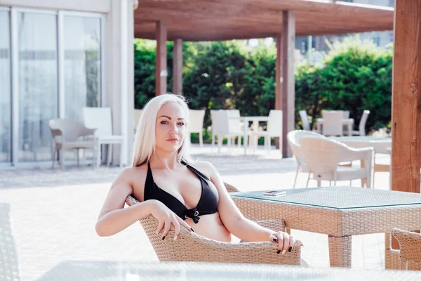 Blonde girl sitting at the beach restaurant — Stock Photo, Image