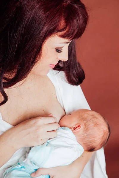 Mamá alimentación bebé el hijo de la leche materna —  Fotos de Stock