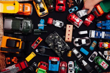 Çocuk geliştirme oyunları için sarı arka planda bir sürü çocuk oyuncağı