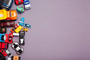 Çocuk geliştirme oyunları için arka planda bir sürü çocuk oyuncağı