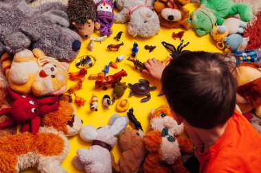 Çocuk geliştirme oyunları için sarı arka planda bir sürü çocuk oyuncağı