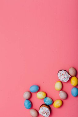 Bayramda çok renkli yumurtalar. Yazıtlar için Paskalya arkaplanı.
