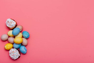 Bayramda çok renkli yumurtalar. Yazıtlar için Paskalya arkaplanı.