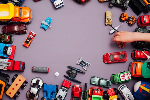 Spousta dětských autíček hračky pro vývoj hry na pozadí — Stock fotografie