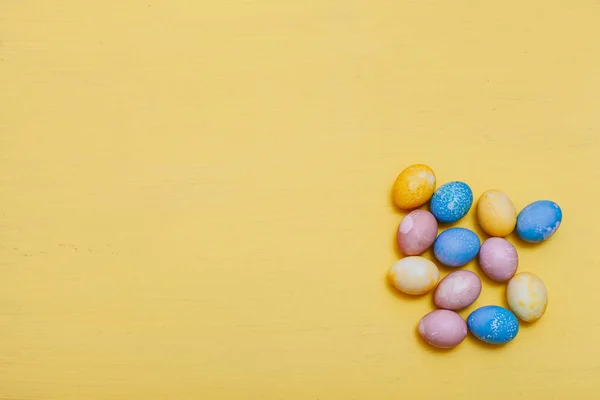 Ovos multicoloridos no fundo da Páscoa festa para inscrições — Fotografia de Stock