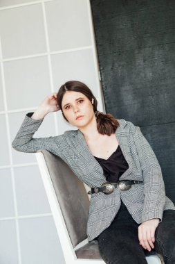 Ofiste takım elbiseli güzel, şık bir kadının portresi.