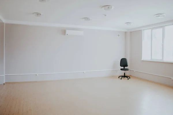 Sala grande com cadeira casa cadeira vazia — Fotografia de Stock
