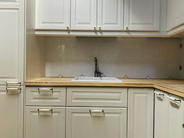 Cozinha sem utensílios no interior da casa — Fotografia de Stock